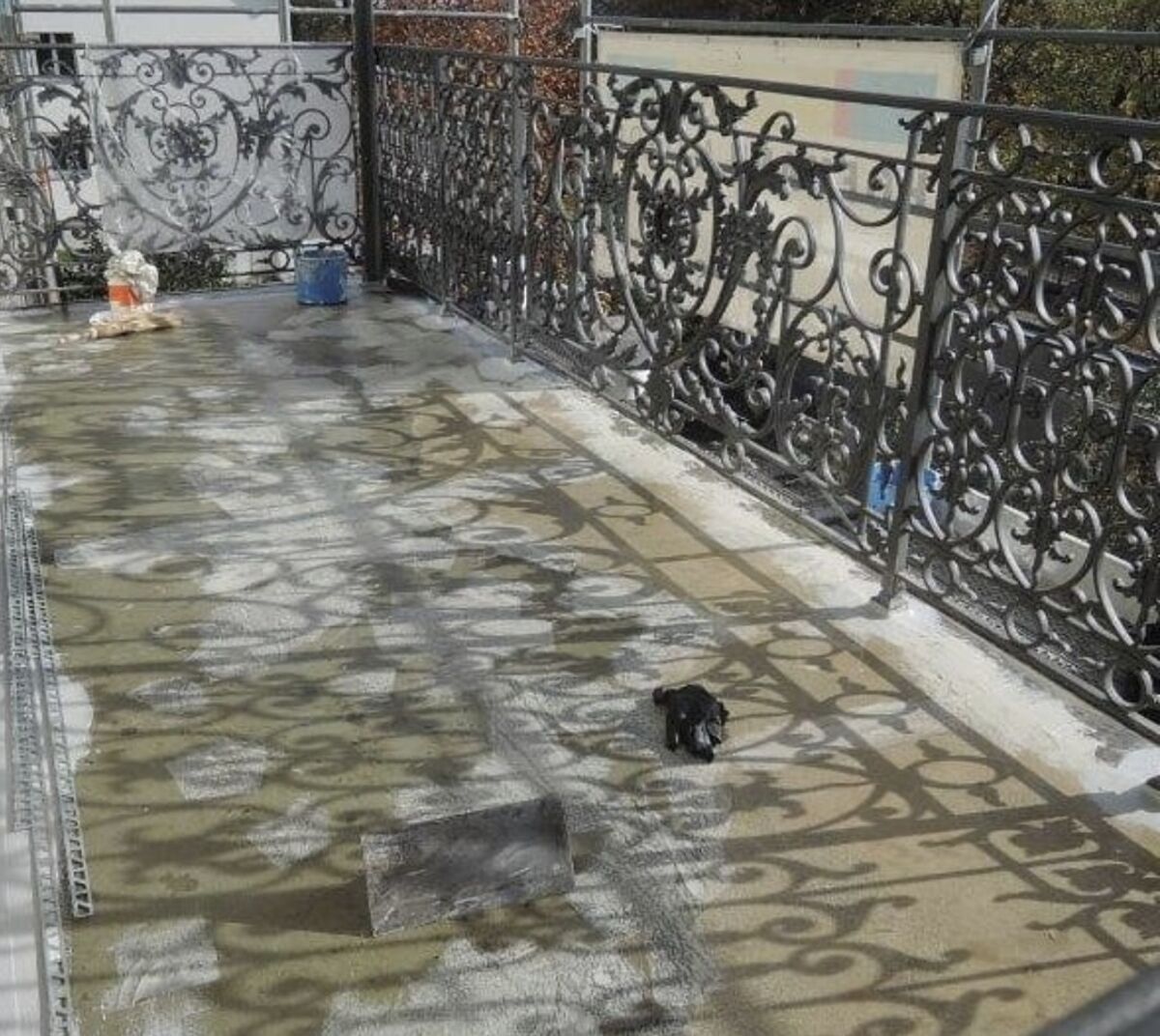 Balkon vor der Sanierung, abgenutzter Boden