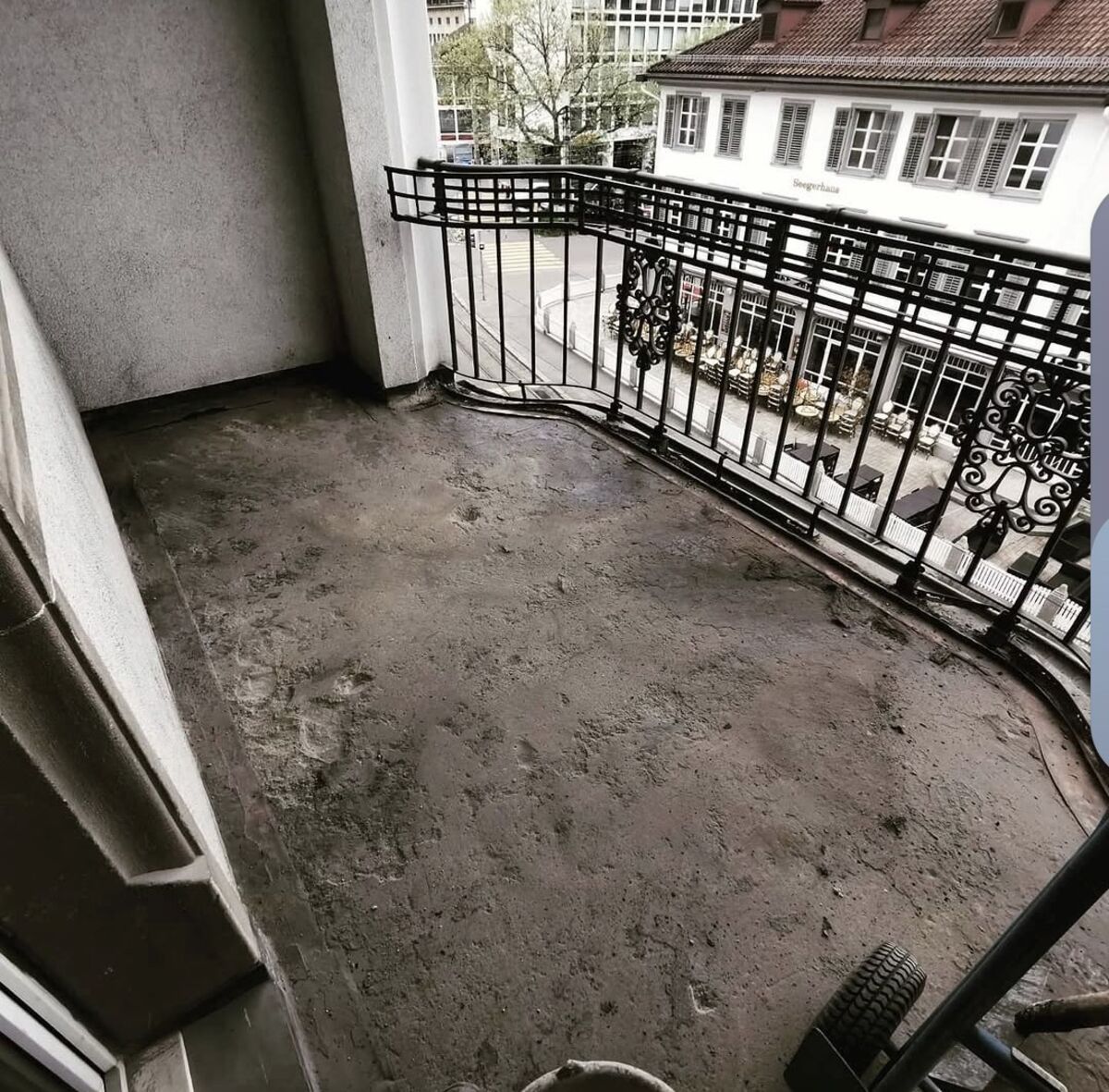 Balkon vor der Sanierung, verschmutzter Betonboden