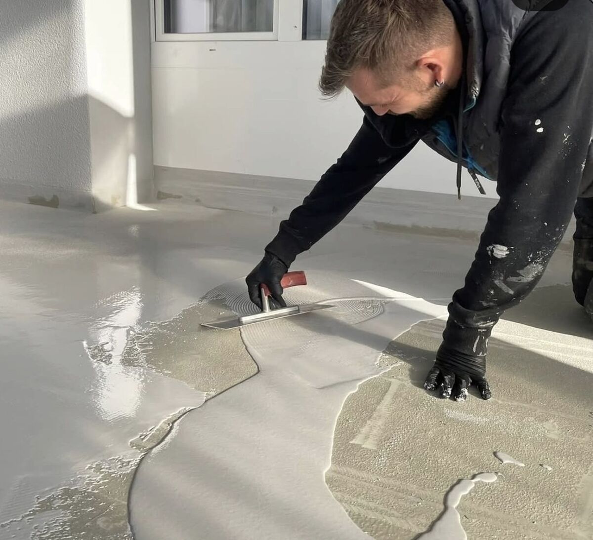 Fachgerechte Verarbeitung einer Flüssigabdichtung durch Zoki Flachdach