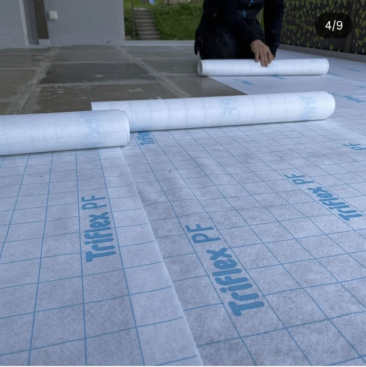 Verlegung des Triflex Armierungsvlies auf einem Balkon